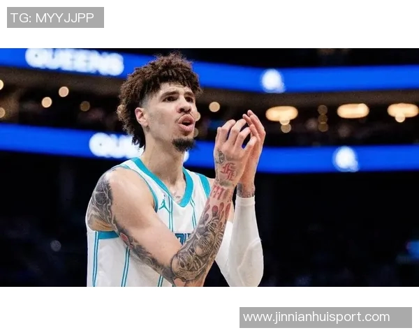 拉梅洛鲍尔上半场表现出色10投6中三分球命中率高达50贡献17分4篮板2助攻4抢断