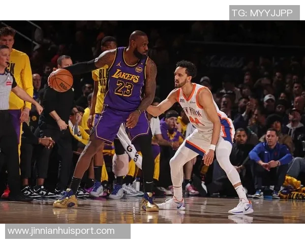 老詹40岁依然统治赛场中远投连得10分展现技术魅力 老詹40岁依然统治赛场中远投连得10分展现技术魅力